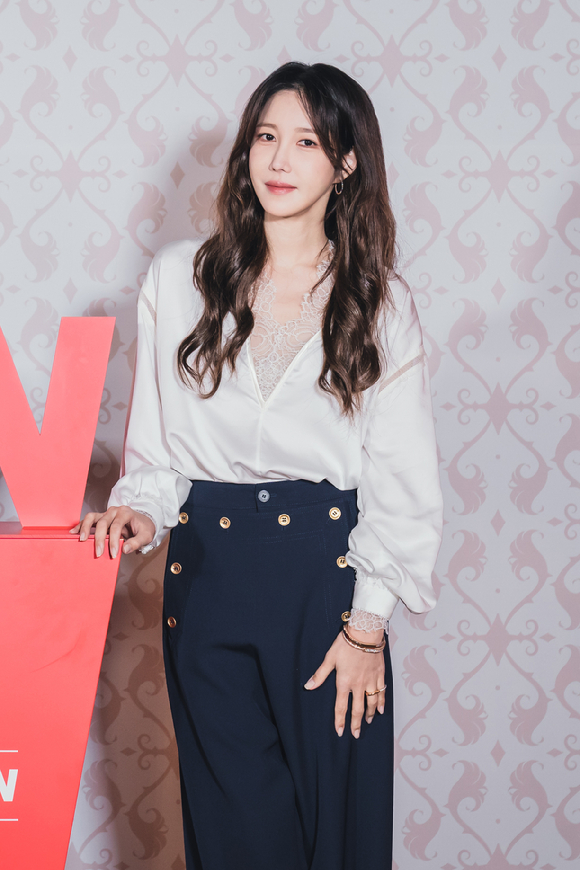 배우 이지아가 7일 온라인으로 진행된 tvN 새 토일드라마 '판도라 : 조작된 낙원' 제작발표회에 참석해 포즈를 취하고 있다. [사진=tvN]