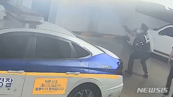 경기 안산시에서 경찰 정차 요구를 무시한 채 음주운전, 도주한 20대 운전자 검거 과정에서 경찰이 차량을 향해 실탄을 발사하고 있다. [사진=경기남부경찰청]