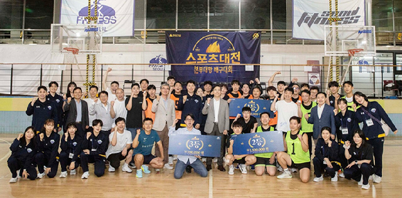  지난 23일 현대건설의 본부대항 배구대전에서 1·2·3위를 차지한 팀이 시상식을 마친 후 이한우 현대건설 대표(가운데)를 비롯한 경영진, 현대건설 배구단이 기념사진을 찍고 있다. [사진=현대건설]