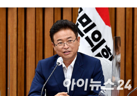 이철우 경북도지사가 윤석열 대통령과 자신을 합성한 사진에 "각하입니다" "OK" 등의 문구를 넣었다. [사진=이철우 페이스북]