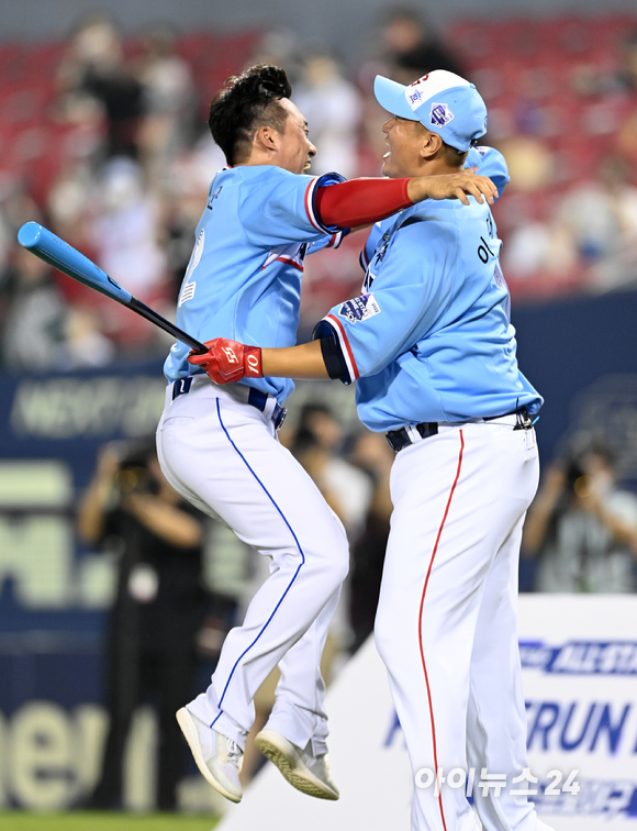 15일 오후 서울 잠실야구장에서 '2022 신한은행 SOL KBO 올스타전' 홈런레이스가 열렸다. 홈런레이스 우승을 차지한 롯데 이대호가 배팅볼을 던져준 삼성 김태군과 기뻐하고 있다. [사진=김성진 기자]