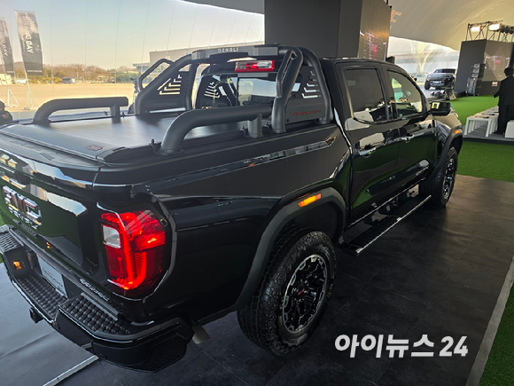 헥터 비자레알 GM 한국사업장 사장이 27일 경기도 김포시 한국타임즈항공에서 열린 'GMC 브랜드 데이'에서 발표하고 있다. [사진=김종성 기자]