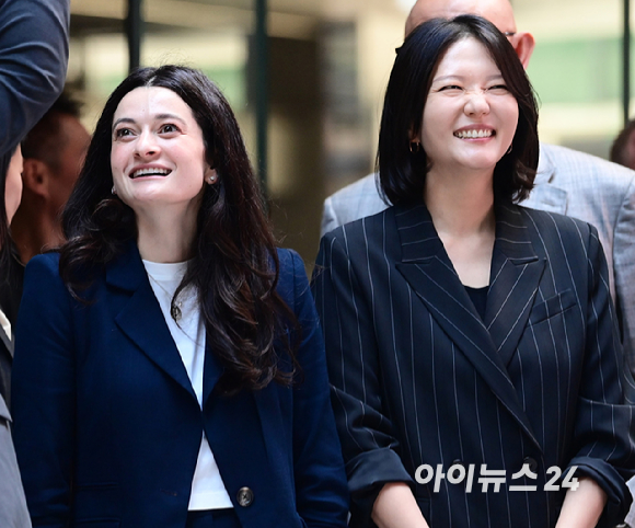 젠슨 황 엔비디아 최고경영자(CEO)가 8일 경기도 성남시 정자동에 위치한 네이버 1784 사옥에 방문했다. 황 CEO의 장녀 메디슨 황 엔비디아 옴니버스&middot;로보틱스 제품 마케팅 수석이사와 최수연 네이버 대표가 이야기를 나누고 있다. [사진=정소희 기자]
