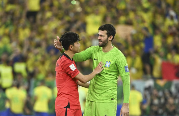 브라질 골키퍼 알리송(오른쪽)이 6일(한국시간) 열린 한국과 2022 카타르월드컵 16강전이 끝난 뒤 손흥민과 인사를 나누고 있다. [사진=뉴시스]