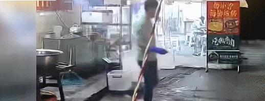 석모씨가 길고양이에게 밥을 주기 위해 이동하고 있었다. [사진=도우인]