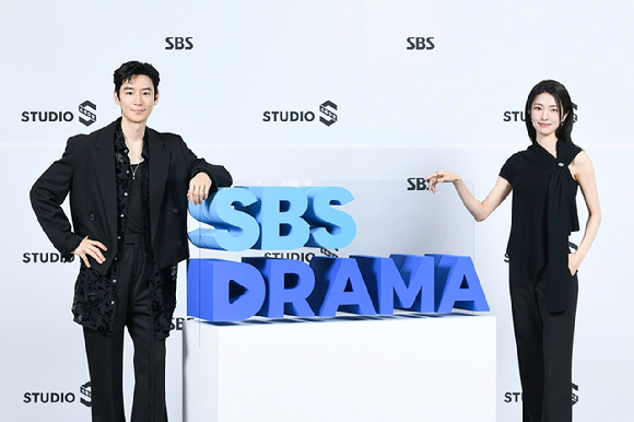 홍성창 스튜디오S 대표, 김기슭 SBS 편성실장이 1일 서울 마포구 호텔 나루 서울 엠갤러리 앰배서더에서 열린 SBS 미디어데이 'SBS DRAMA NEXT EPISODE'(SBS 드라마 넥스트 에피소드)에서 포즈를 취하고 있다. [사진=SBS]