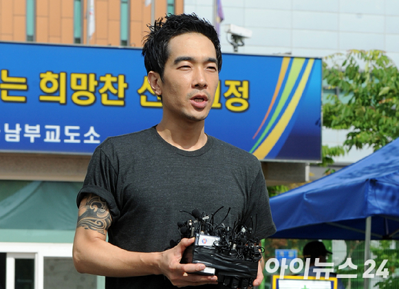 미성년자 성폭행 및 강제 추행 혐의로 실형을 선고받은 고영욱이 지난 2015년 서울 천왕동 남부교도소에서 2년 6개월의 형량을 마치고 출소하고 있다. [사진=아이뉴스24포토DB]