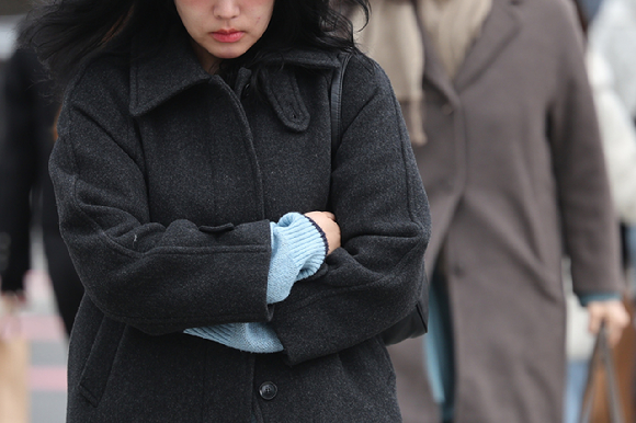 초겨울 날씨 속 시민들이 길을 건너고 있다. [사진=연합뉴스]