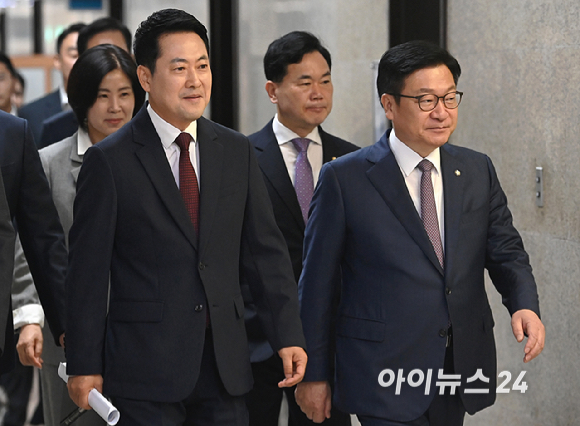 국민의힘 장동혁 당대표와 정점식 원내대표 등 지도부가 29일 서울 여의도 국회에서 열린 최고위원회의에 참석하고 있다. [사진=곽영래 기자]