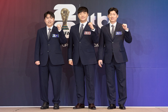 캐스터 배성재, 해설위원 박지성 김환이 21일 오전 서울 중구 앰배서더 서울 풀만 호텔에서 열린 JTBC '2026 FIFA 북중미 월드컵' 중계진 기자간담회에서 포즈를 취하고 있다. [사진=JTBC]