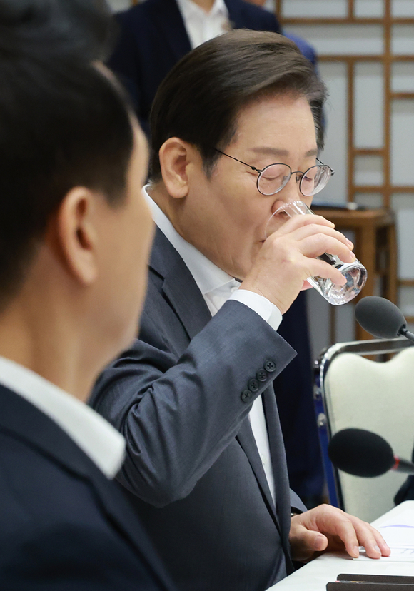 이재명 대통령이 1일 서울 용산 대통령실 청사에서 열린 전국 시도지사 간담회에서 발언을 마친 뒤 물을 마시고 있다. [사진=연합뉴스]