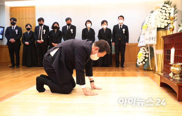 윤석열 대통령 당선인이 20일 저녁 서울 종로구 서울대병원 장례식장에 마련된 안철수 제20대 대통령직인수위원장 부친의 빈소를 찾아 조문을 하고 있다. [사진=인수위 사진기자단]