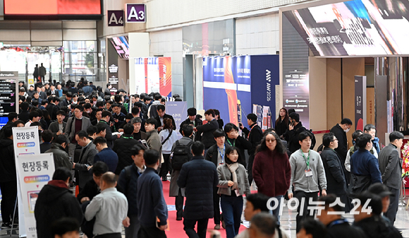 4일 오전 서울 강남구 코엑스에서 열린 2026 스마트공장&middot;자동화산업전(AW2026)에서 관람객들이 입장을 위해 줄을 서고 있다. [사진=곽영래 기자]