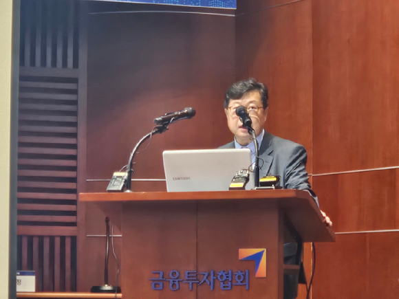 김우진 서울대학교 교수가 12일 '자본시장 선진화를 위한 기업지배구조' 정책세미나에 참석해 발표하고 있다. [사진=황태규 기자]