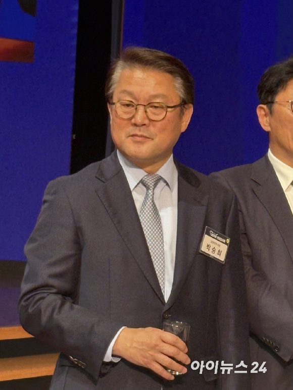 정청래 더불어민주당 대표(왼쪽부터), 최태원 대한상공회의소 회장, 김민석 국무총리, 장동혁 국민의힘 대표가 2일 서울 중구 대한상공회의소에서 열린 2026 경제계 신년인사회에서 떡케이크를 자르고 있다. [사진=권서아 기자]