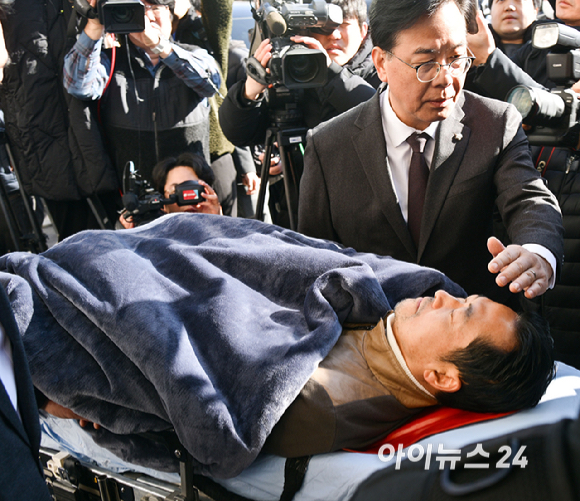 통일교&middot;공천헌금 '쌍특검'을 요구하며 8일째 단식을 진행 중인 장동혁 국민의힘 대표가 22일 서울 여의도 국회에서 단식을 중단하고 병원으로 이송되고 있다. [사진=곽영래 기자]