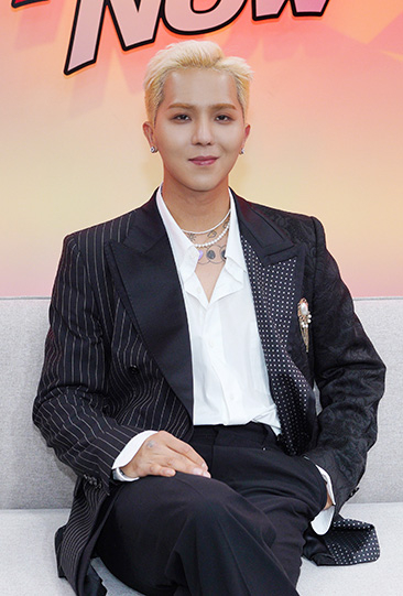 그룹 위너 송민호가 26일 온라인으로 진행된 SM C&C STUDIO와 네이버 NOW. 공동 제작 웹예능 프로그램 '리얼 나우-위너 편' 스페셜 라이브 행사에 참석해 포즈를 취하고 있다. [사진=SM C&C 스튜디오, 네이버 NOW.]