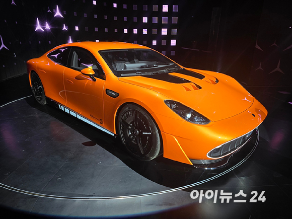 올라 칼레니우스(Ola Källenius) 메르세데스-벤츠 그룹 AG 이사회 의장 겸 최고경영자(CEO)이 14일 인천 파라다이스시티에서 열린 '메르세데스-벤츠 미래 전략 컨퍼런스'에서 발표하고 있다. [사진=김종성 기자]