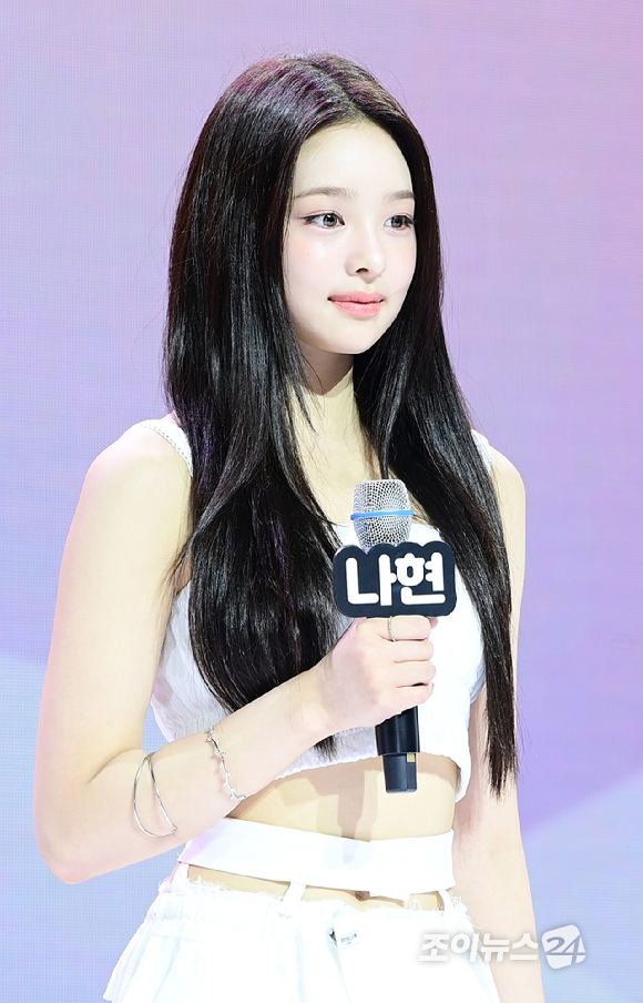 그룹 앳하트 나현이 13일 오후 서울 한남동 블루스퀘어에서 열린 앳하트(AtHeart) 첫 번째 EP '플롯 트위스트'(Plot Twist) 미디어 쇼케이스에 참석하고 있다. [사진=정소희 기자]