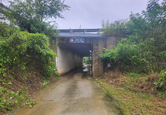 용인특례시 처인구 양지면 추계1리 동물화장장 건립 부지 옆 진출입로 모습. 영동고속도로 밑 1차선 통로박스를 통해 이동할 수 있다. [사진=정재수 기자]