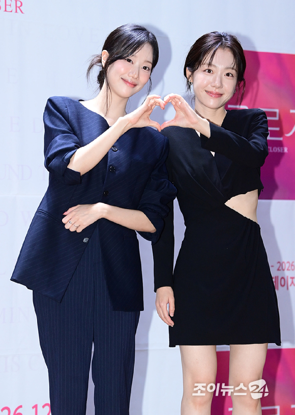 배우 이나은과 소주연이 2일 오후 서울 종로구 대학로 이음아트홀에서 열린 연극 '클로저' 제작 발표회에 참석하고 있다. [사진=정소희 기자]