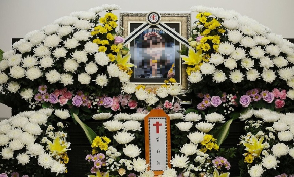 지난 11일 대전 서구 한 장례식장에 대전 초등학교 살인사건 피해자인 김하늘(8)양의 빈소가 마련돼 있다. 유족 측은 "다시는 제2의 하늘이가 발생하면 안 된다는 생각에 아이의 이름과 얼굴을 공개한다"고 밝혔다. [사진=연합뉴스]