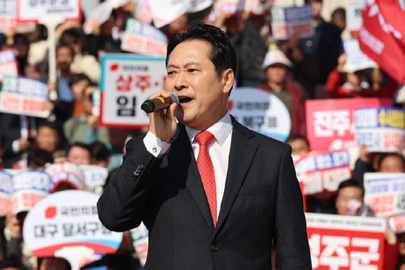 국민의힘 장동혁 대표가 12일 서울 여의도 국회 본청 앞에서 열린 "대장동 일당 7400억 국고 환수 촉구 및 검찰 항소 포기 외압 규탄대회"에서 발언하고 있다. [사진=연합뉴스]