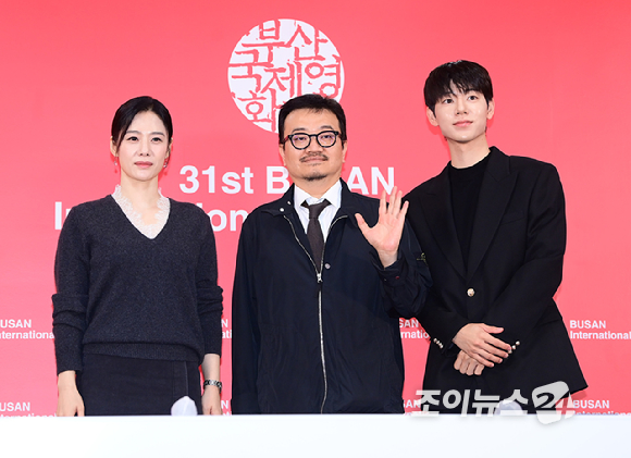 배우 김현주-연상호 감독-배우 배현성이 10일 부산 해운대구 영화의전당에서 열린 제31회 부산국제영화제 '실낙원' 기자회견에 참석하고 있다. [사진=정소희 기자]