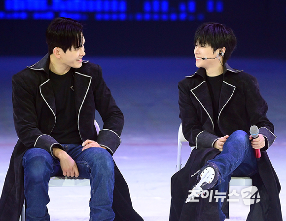 배우 이호원(호야)과 김진환(아이콘)이 23일 오후 서울 목동아이스링크에서 열린 뮤지컬 '나 혼자만 레벨업 on ICE' 프레스콜에서 기자간담회를 갖고 있다.