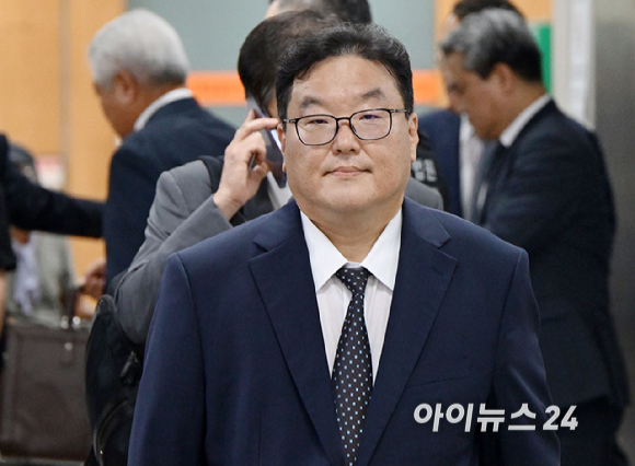 쿠팡 수사 외압 혐의를 받는 엄희준 광주고검 검사가 18일 서울 서초구 서울중앙지방법원에서 열린 직권남용권리행사방해 등 혐의 3차 공판에 출석하고 있다. [사진=사진공동취재단 ]