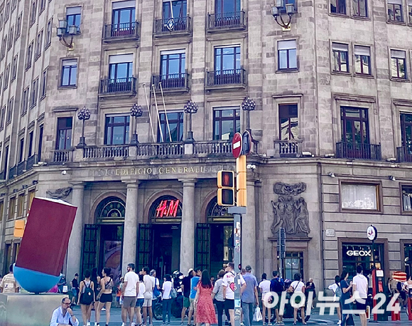 스페인 최대 관광도시 바르셀로나가 관광 수요 관리와 주택 문제 해결을 위한 재원 마련을 이유로 관광세를 대폭 인상할 예정이다. 사진은 바르셀로나 대표 관광지 사그라다 파밀리아 성당 주변. [사진=설래온 기자]