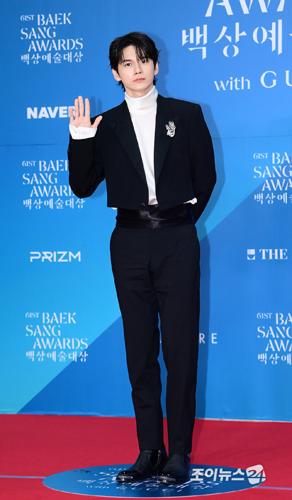 배우 옹성우가 5일 오후 서울 삼성동 코엑스에서 열린 제61회 백상예술대상 시상식 레드카펫 행사에 참석하고 있다. [사진=정소희 기자]