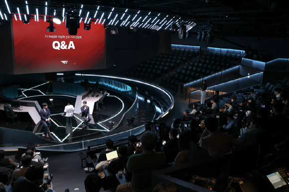 이스포츠 구단 T1의 '페이커' 이상혁 선수가 18일 서울 종로구 롤파크에서 열린 기자간담회에서 포즈를 취하고 있다. [사진=박정민 기자]