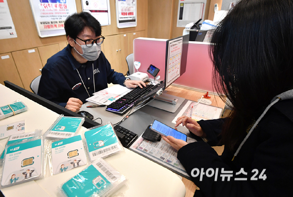 KT가 해킹 피해 후속 대책으로 전 가입자를 대상으로 무상 유심 교체를 시작한 5일 서울 KT플라자 여의도역점에서 시민이 유심 교체를 하고 있다. [사진=곽영래 기자]