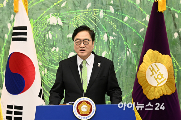 우원식 국회의장이 10일 서울 여의도 국회에서 개헌 관련 긴급 기자회견을 하고 있다. [사진=곽영래 기자]