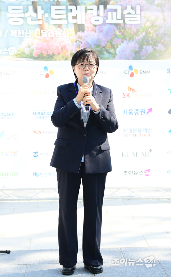 이순희 강북구청장이 25일 서울 강북구 우이동 만남의 광장에서 열린 산악인 오은선 대장과 함께하는 '제13회 희망찾기 등산&middot;트레킹 교실' 개막식에서 환영사를 하고 있다. [사진=정소희 기자]