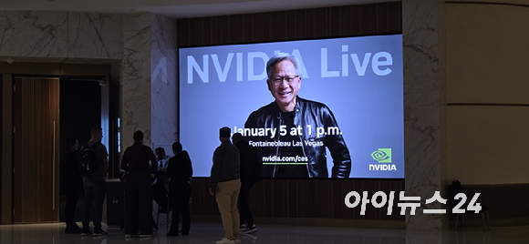 미국 라스베이거스컨벤션센터(LVCC)에서 열리는 CES 2026 준비가 한창인 모습. 짧은 영상은 전면 랩핑을 마친 LVCC 입구. [사진=CTA]