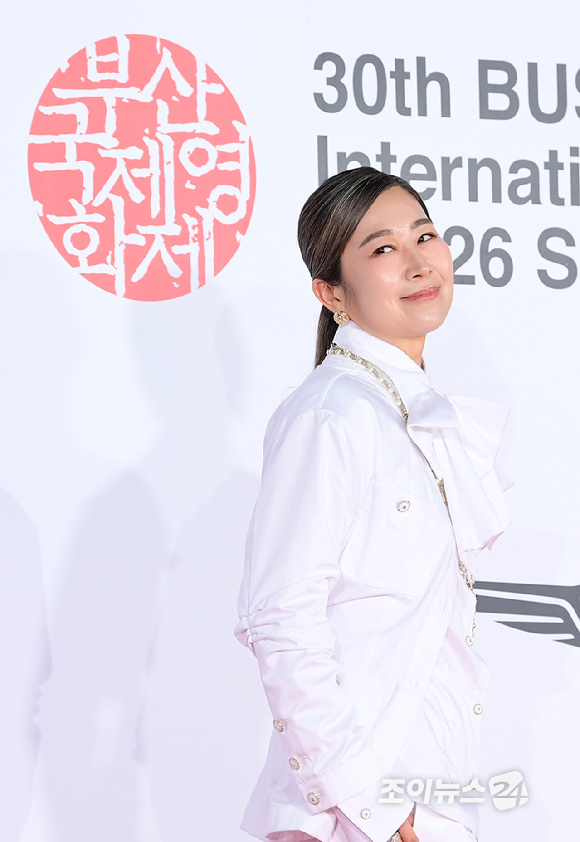 '케이팝데몬헌터스' 메기강 감독이 17일 오후 부산광역시 해운대구 영화의 전당에서 열린 제30회 부산국제영화제 개막식 레드카펫 행사에 참석하고 있다. [사진=정소희 기자]