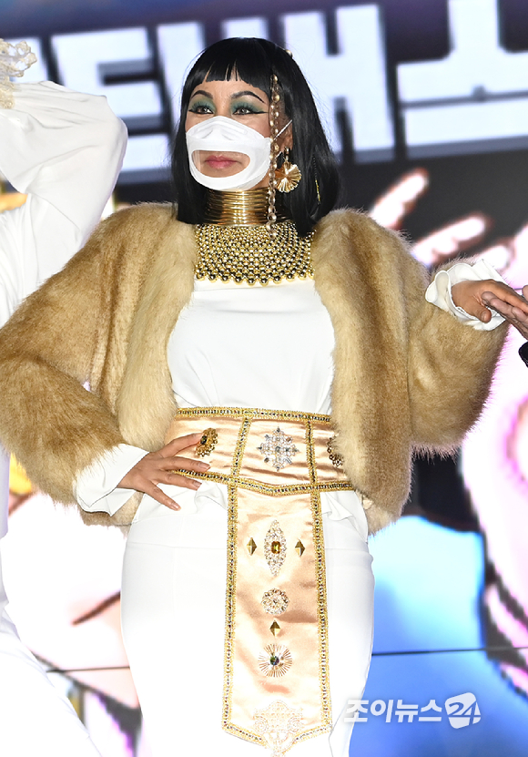 가수 인순이(인자벨라 클레오파트라 아낙쑨아문 셰머)가 14일 오전 서울 동대문 JW메리어트 호텔에서 열린 TV CHOSUN 새 예능프로그램 '부캐전성시대' 제작발표회에서 포토타임을 갖고 있다. [사진=정소희 기자]