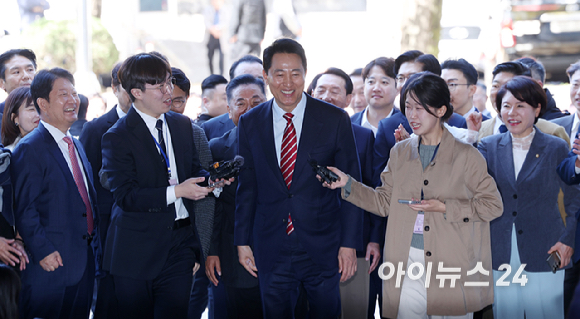 명태균 여론조사비 대납 의혹으로 재판에 넘겨진 오세훈 서울시장이 23일 오후 서울 서초구 서울고등법원에서 열린 정치자금법 위반 혐의 항소심 선고기일에 출석하고 있다. [사진=곽영래 기자]