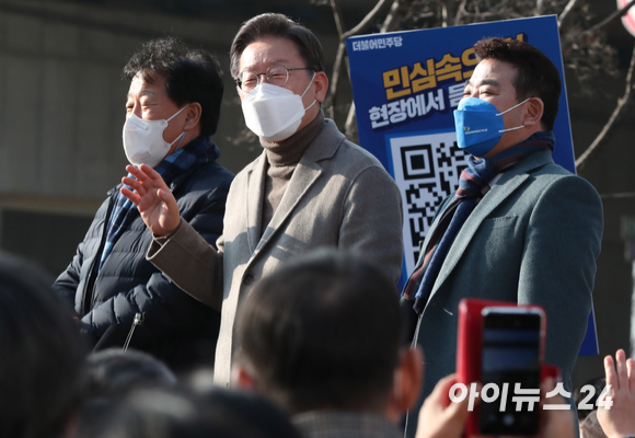 더불어민주당 이재명 대선후보가 지난 26일 경기 파주 금촌역 광장에서 열린 '매타버스 파주, 민심속으로!'에서 시민들과 인사하고 있다. [사진=국회사진취재단]