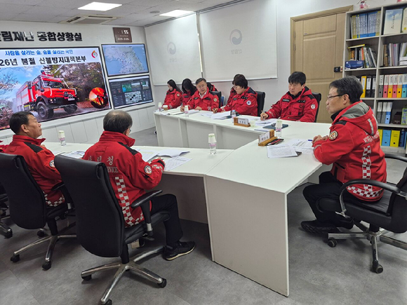 박은식 산림청장 직무대행(오른쪽 첫번째)이 26일 북부지방산림청 산림재난 대응태세를 점검하고 있다. [사진=산림청]