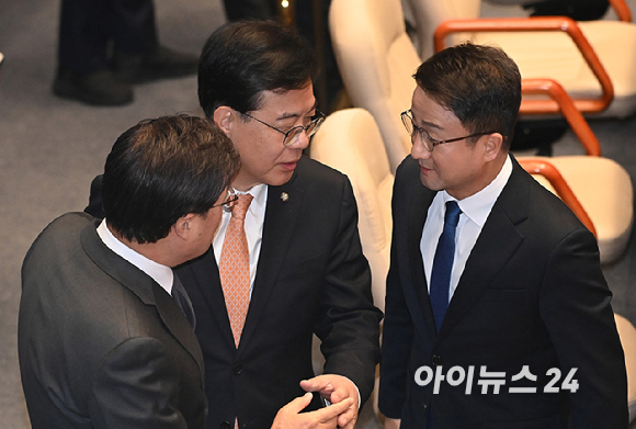 한병도(오른쪽부터) 더불어민주당 원내대표와 국민의힘 송언석 원내대표, 김대식 의원이 3일 국회 본회의에서 대화를 나누고 있다. [사진=곽영래 기자]