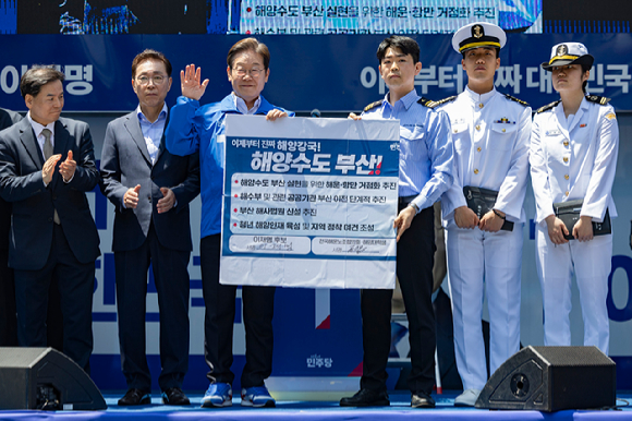 더불어민주당 이재명 대선 후보가 14일 부산 부산진구 서면 젊음의 거리에서 열린 유세에서 지지를 호소하고 있다. 2025.5.14 [공동취재] [사진=연합뉴스]