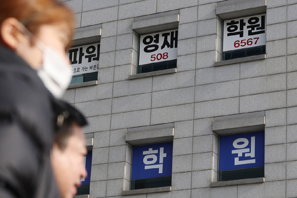 고물가로 가계가 느끼는 경제적 부담이 커지면서 자녀가 있는 가구의 학원 교육비 지출이 5년 만에 감소했다. 사진은 21일 서울 시내의 학원가. [사진=연합뉴스]