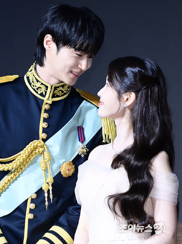 배우 변우석과 아이유가 6일 서울 조선팰리스 강남 호텔에서 진행된 MBC 금토드라마 '21세기 대군부인' 제작발표회에 참석하고 있다. [사진=정소희 기자]