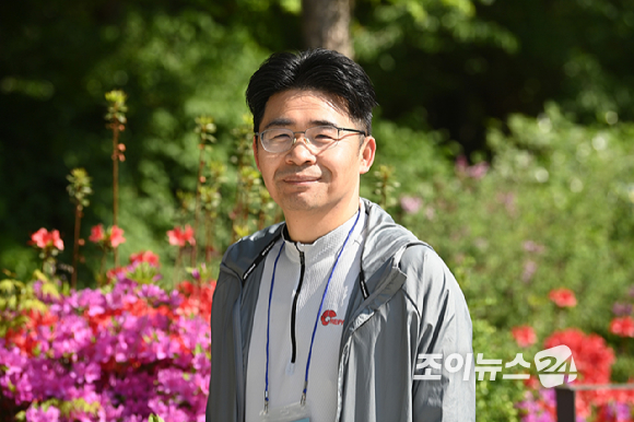 정영수 비즈덤 회장이 25일 서울 강북구 우이동 만남의 광장에서 열린 산악인 오은선 대장과 함께하는 '제13회 희망찾기 등산&middot;트레킹 교실'에 참석하고 있다. [사진=곽영래 기자]