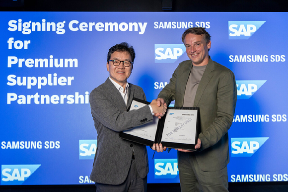 이준희 삼성SDS 대표(왼쪽)와 크리스티안 클라인 SAP CEO가 2일(현지시간) 독일 SAP 본사에서 'RISE with SAP 프리미엄 서플라이어' 파트너십을 체결한 뒤 기념 촬영하고 있다. [사진=삼성SDS]