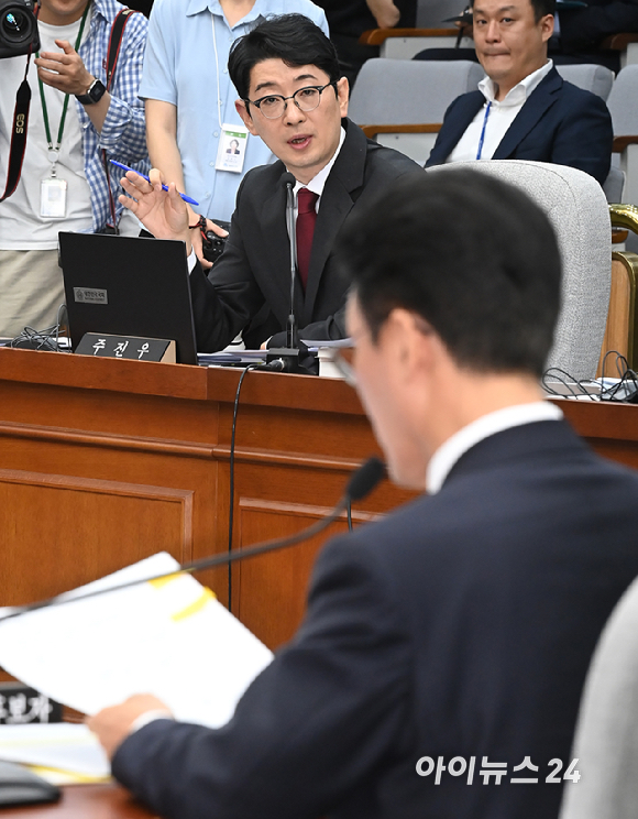 주진우 국민의힘 의원이 24일 서울 여의도 국회에서 열린 국무총리(김민석) 임명동의안 심사를 위한 인사청문회에서 김민석 국무총리 후보자에게 질의하고 있다. [사진=곽영래 기자]