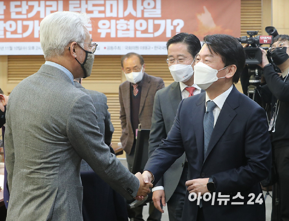 안철수 국민의당 대선후보가 10일 오후 서울 여의도 국회에서 열린 '북한 단거리 탄도미사일, 도발인가? 단순위협인가?' 정책세미나에 참석해 인사를 나누고 있다. [사진=정소희 기자]